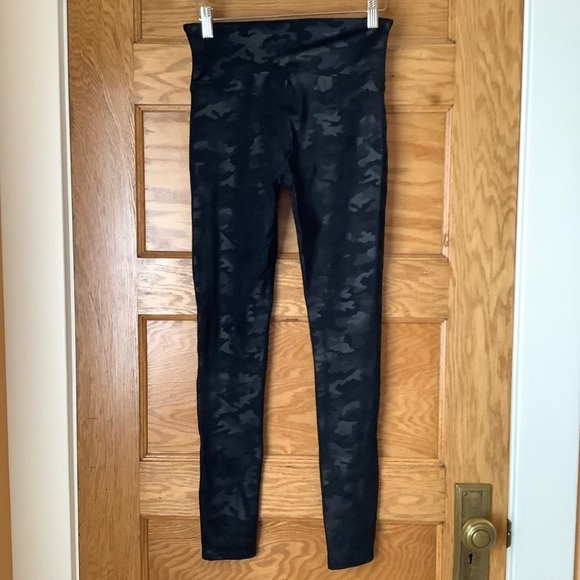 SPANX Black Camo Look At Me Now Seamless Legging Size M - Picture 3 of 12